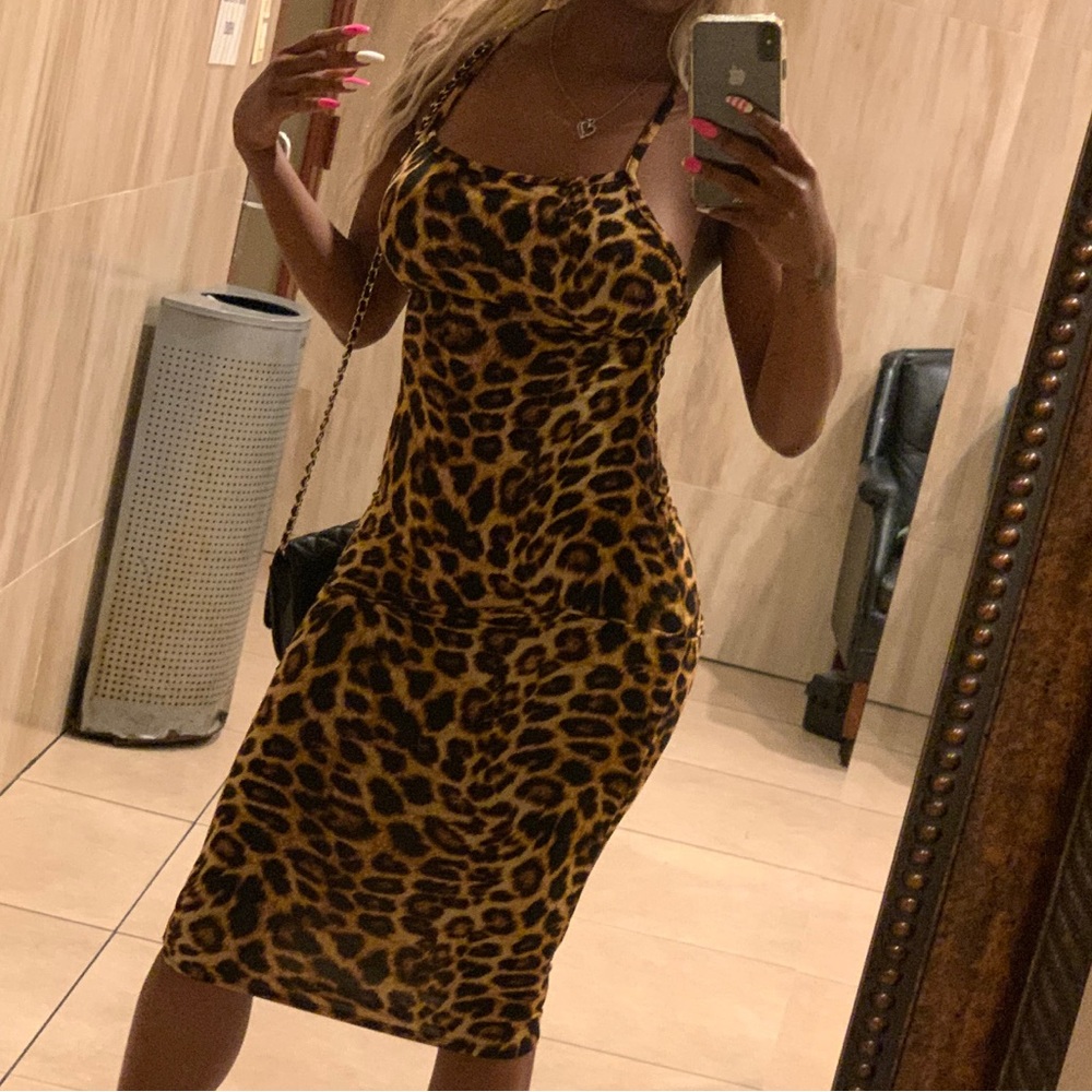 Chic Leopard Print Midi Dress